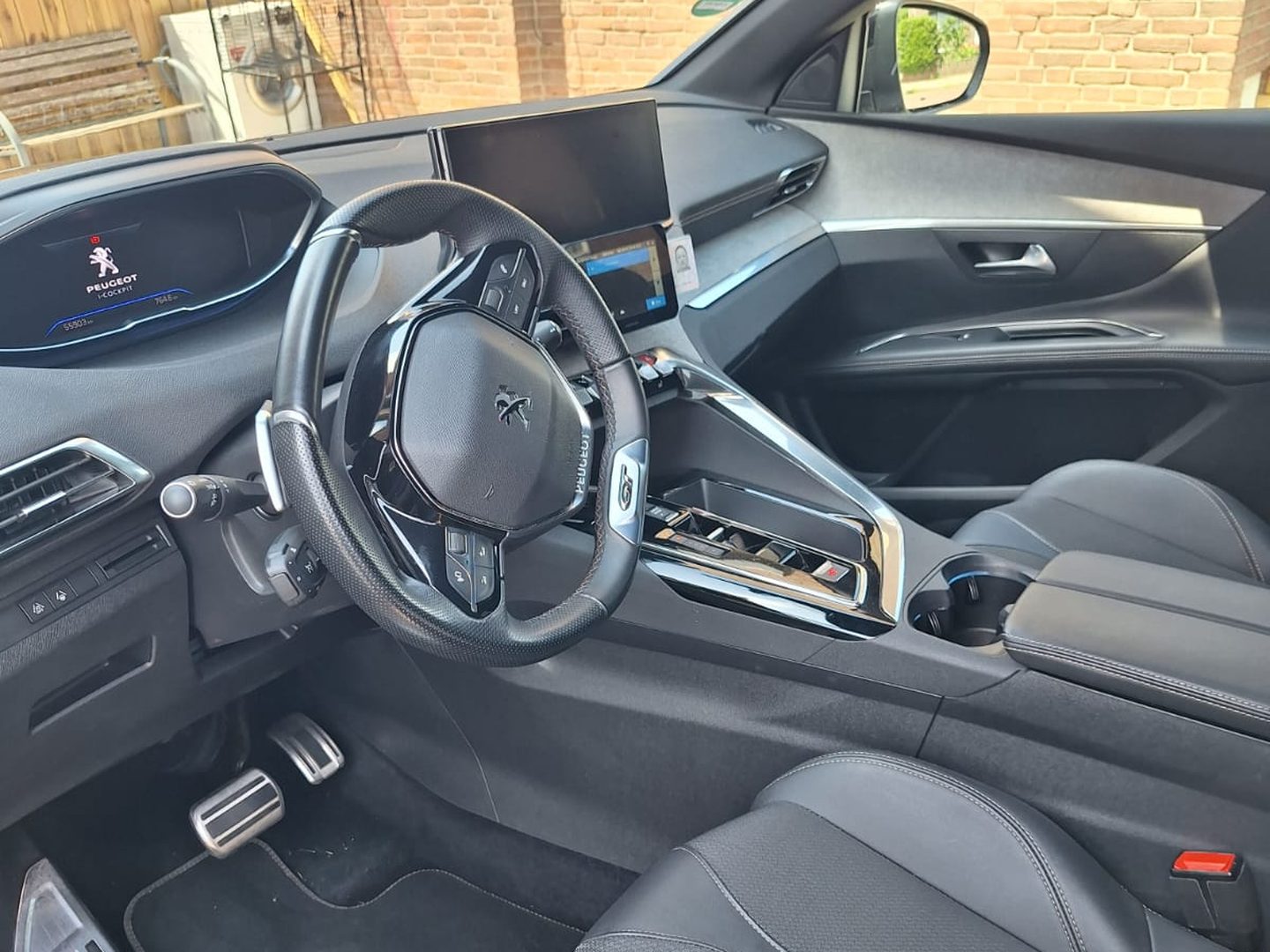Interieur en dashboard van de personenauto van Taxi Bouwman